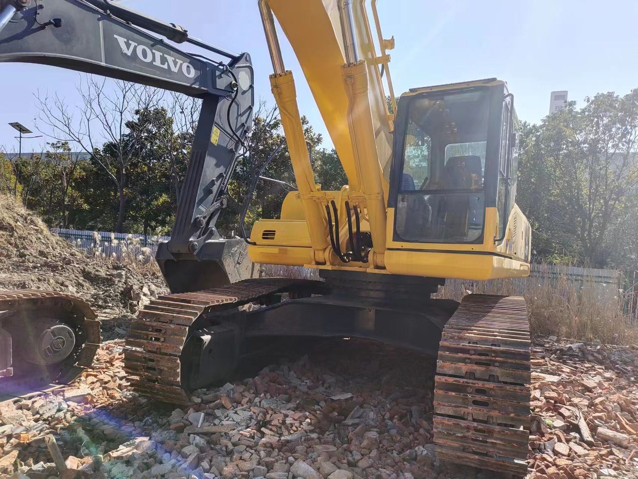 2017 Komatsu PC400-7 crawler excavator, front three-quarter view 2017 Komatsu PC400-7 crawler excavator, front three-quarter view