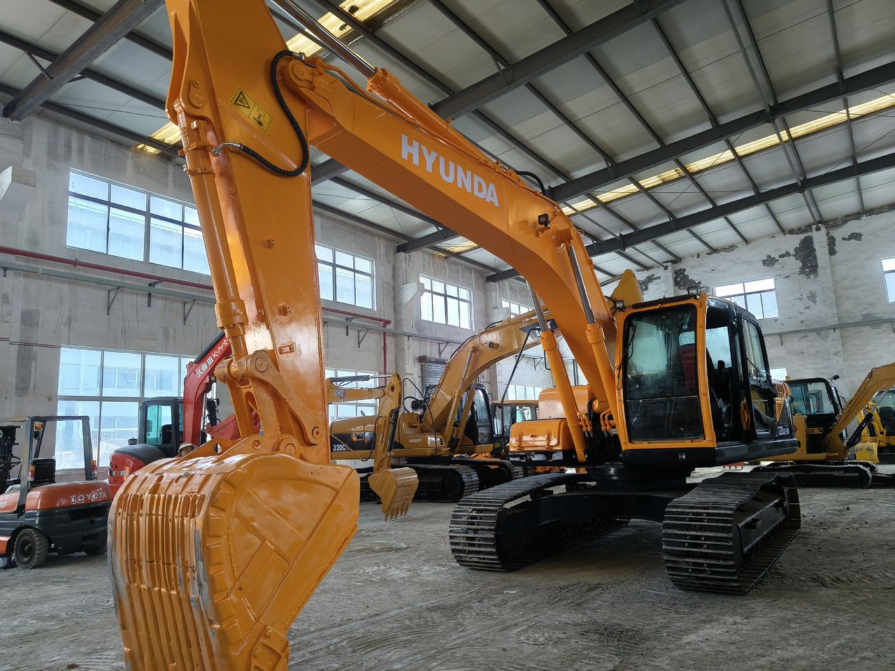 Hyundai R220LC-9S crawler excavator, front three-quarter view Hyundai R220LC-9S crawler excavator, front three-quarter view