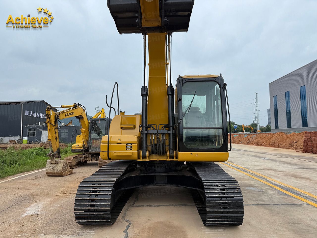 Pelle sur chenilles Caterpillar 320D 2025, vue de face Pelle sur chenilles Caterpillar 320D 2025, vue de face