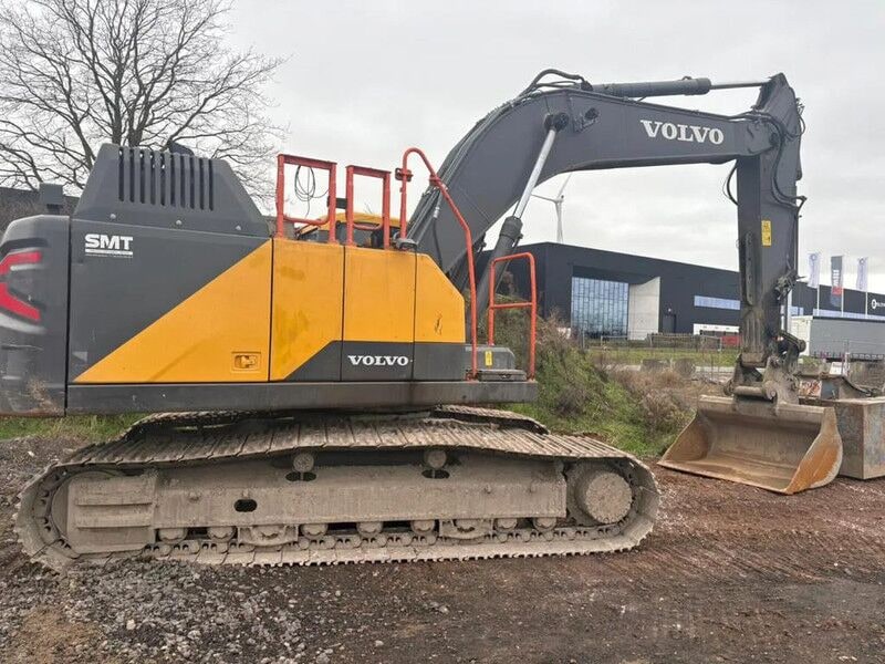 2021 Volvo EC300E crawler excavator side view 2021 Volvo EC300E crawler excavator side view