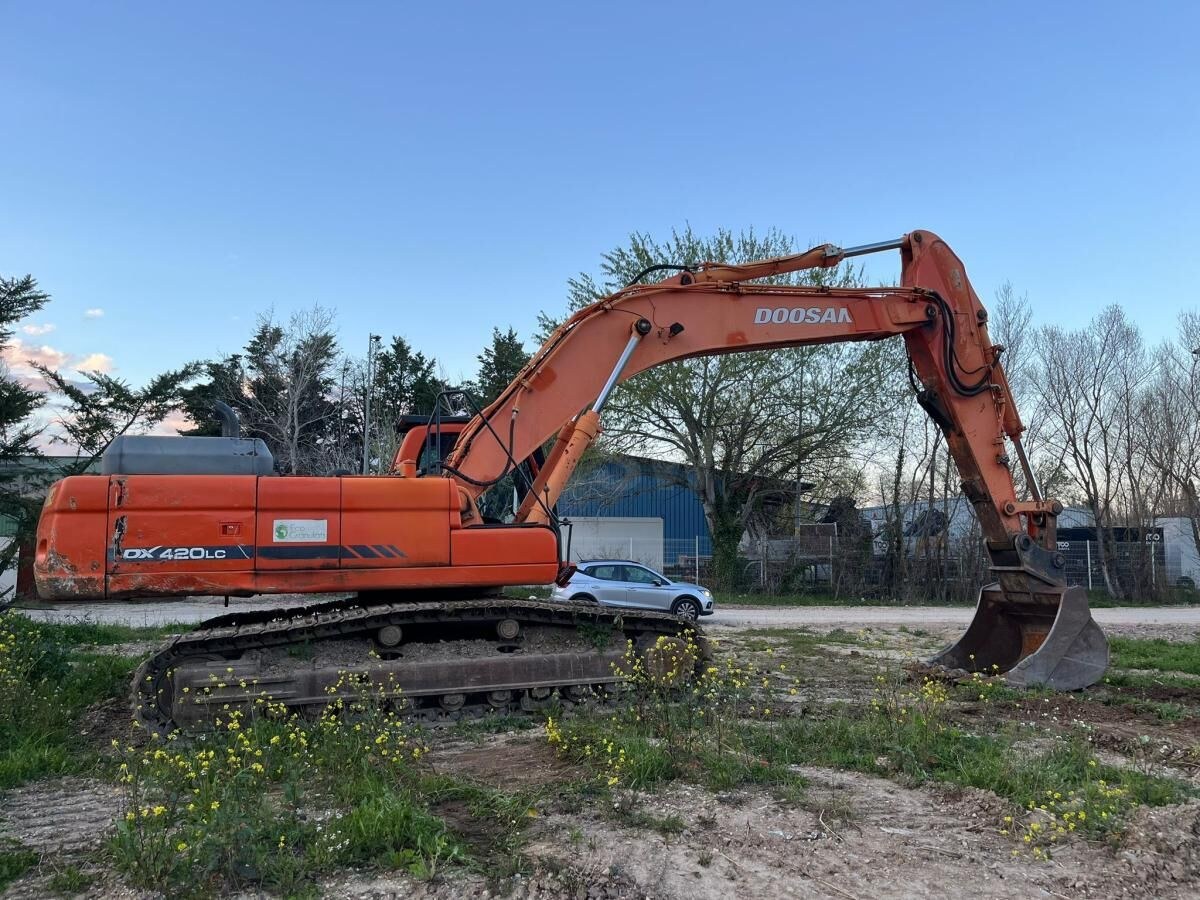 2009 Doosan DX420LC crawler excavator side view