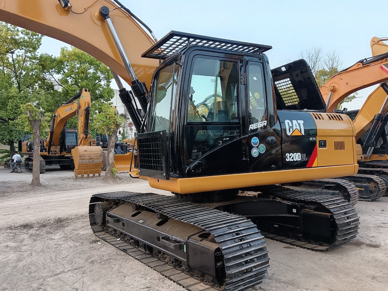Pelle sur chenilles Caterpillar 320D2L 2024, vue de côté