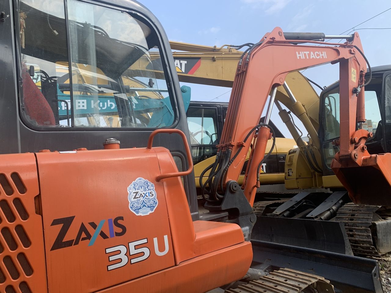 2016 Hitachi Zaxis 35U mini excavator side view 2016 Hitachi Zaxis 35U mini excavator side view