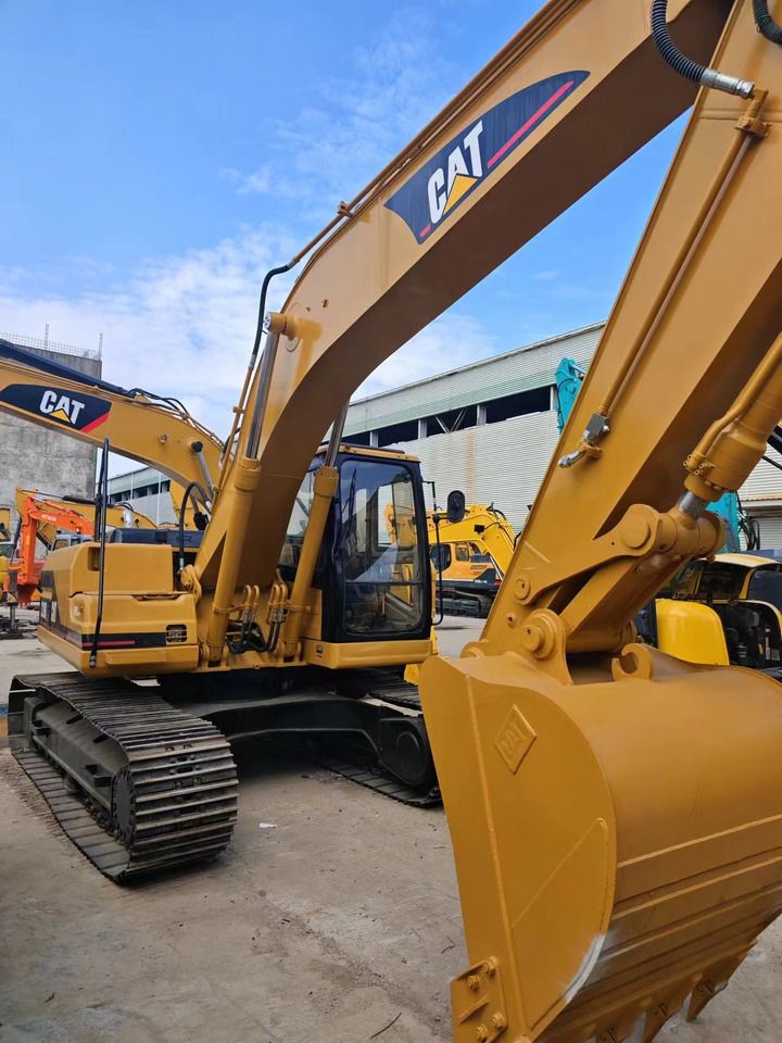 2015 Caterpillar 320BL crawler excavator, front three-quarter view 2015 Caterpillar 320BL crawler excavator, front three-quarter view