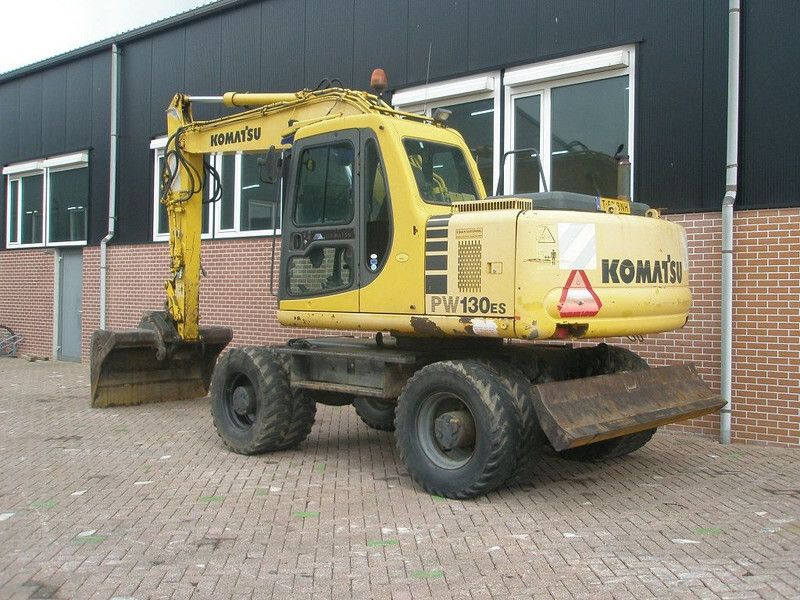2000 Komatsu PW130ES-6K wheel excavator, side view 2000 Komatsu PW130ES-6K wheel excavator, side view