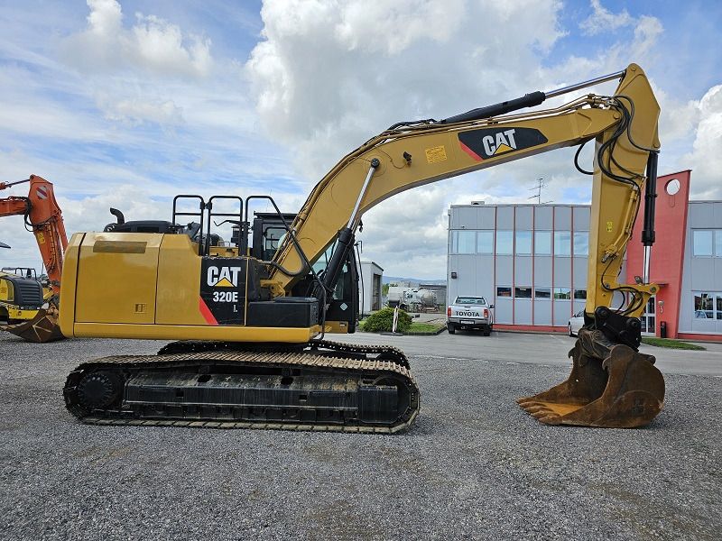 2014 Caterpillar 320EL crawler excavator, side view