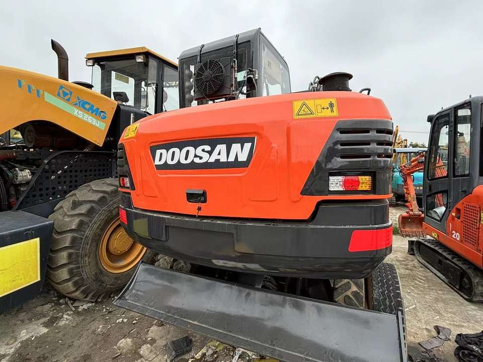2021 Doosan DX75 wheel excavator rear view 2021 Doosan DX75 wheel excavator rear view