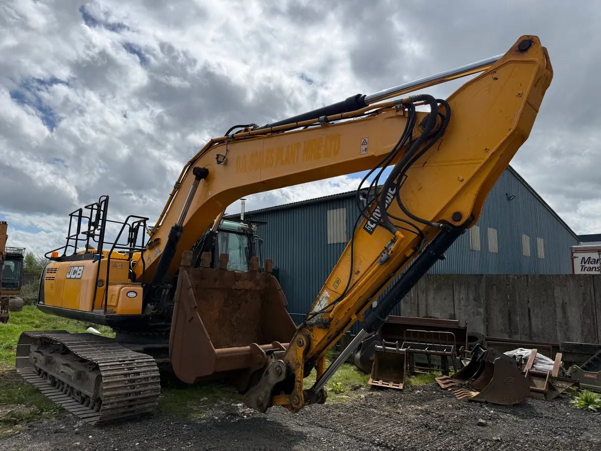 2016 JCB JS220LC crawler excavator side view