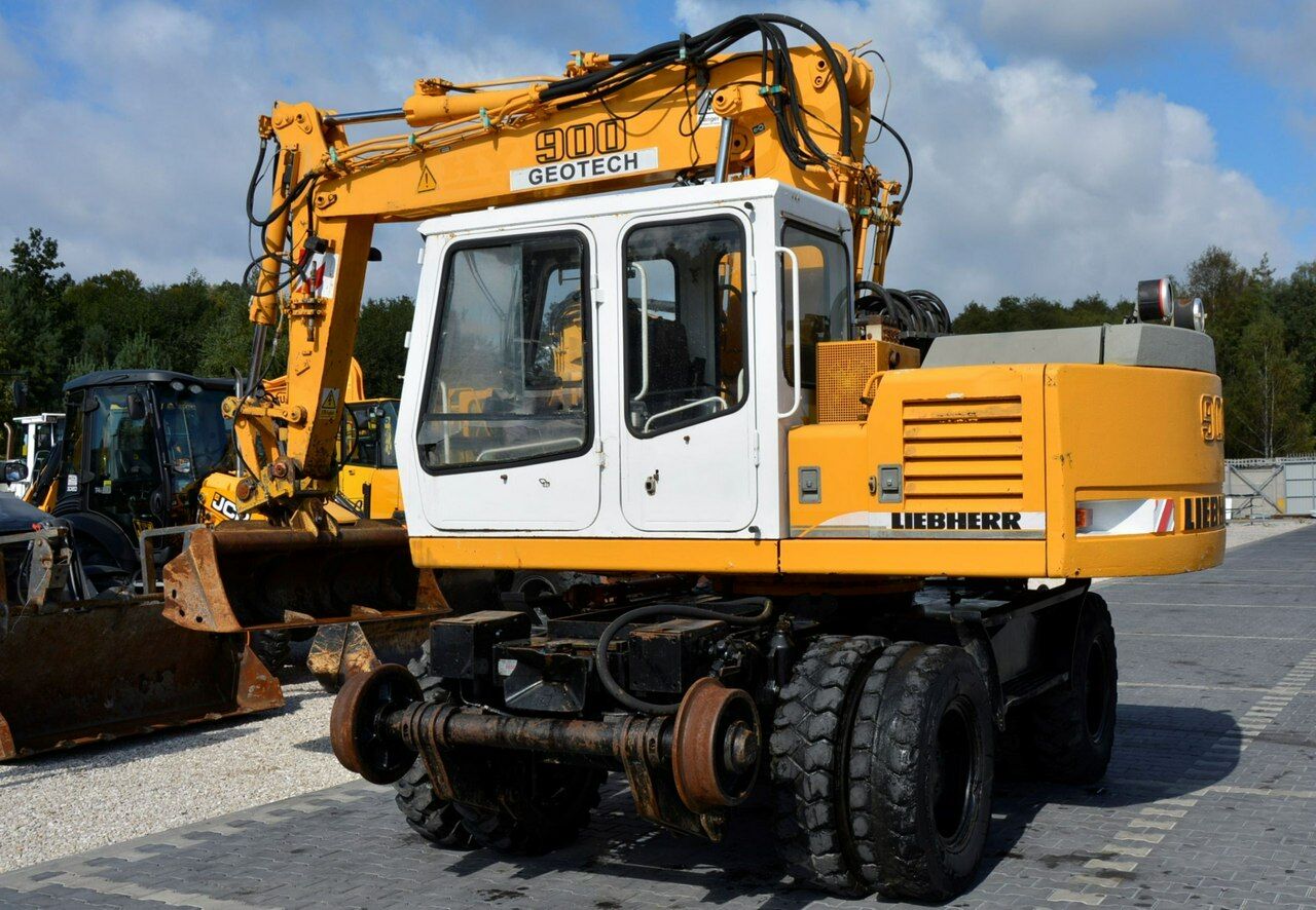 2002 Liebherr A900 ZW LITRONIC wheel excavator, front three-quarter view 2002 Liebherr A900 ZW LITRONIC wheel excavator, front three-quarter view