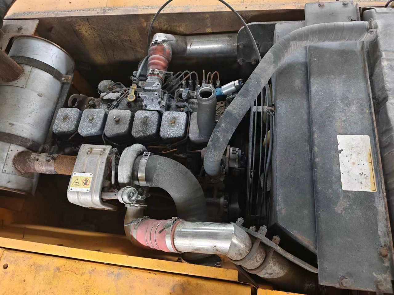 2017 Hyundai R210W-7 wheel excavator engine compartment view 2017 Hyundai R210W-7 wheel excavator engine compartment view