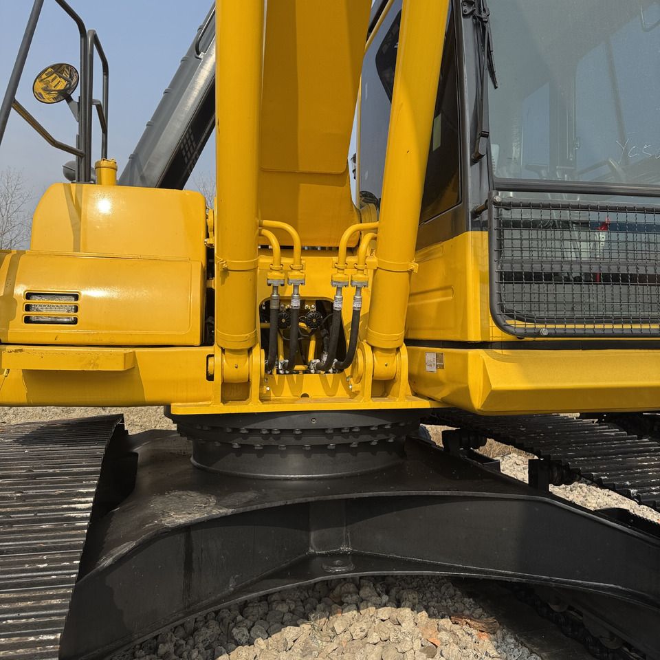 Détail flèche et cabine pelle sur chenilles Komatsu PC220-8 2023 Détail flèche et cabine pelle sur chenilles Komatsu PC220-8 2023