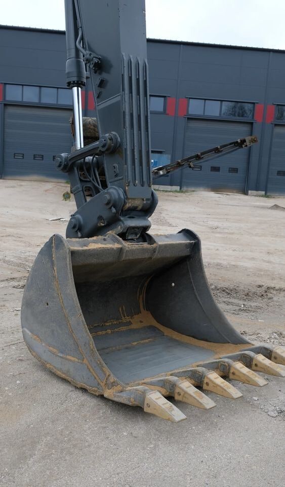 2020 Volvo EC220E crawler excavator bucket and boom detail 2020 Volvo EC220E crawler excavator bucket and boom detail