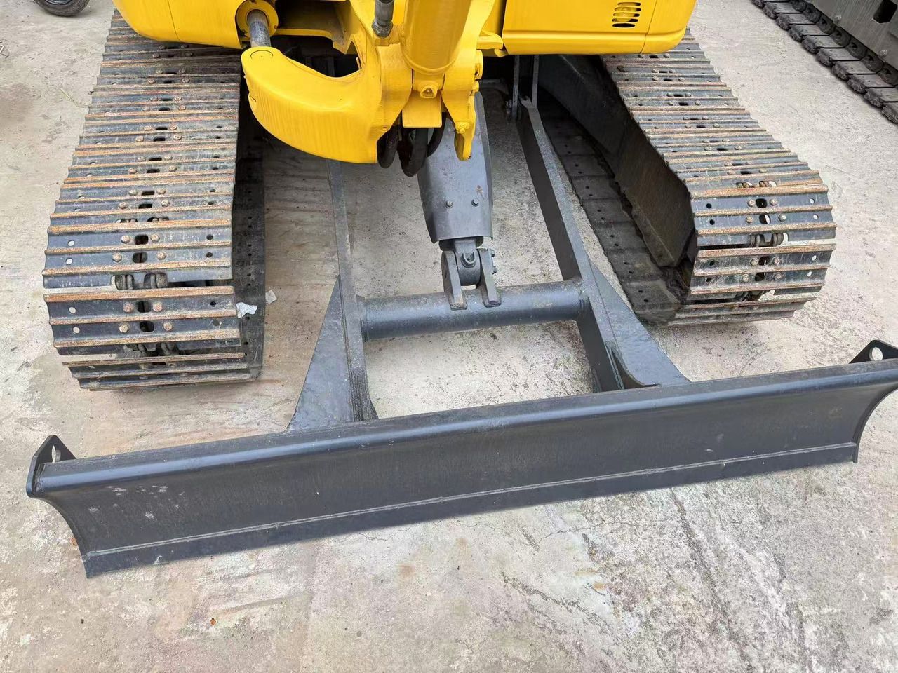 2020 Komatsu PC35 mini excavator front blade view