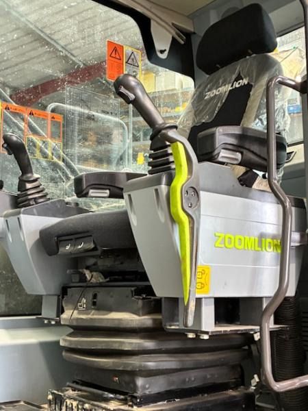 2024 Zoomlion ZE210GLC crawler excavator interior cab view 2024 Zoomlion ZE210GLC crawler excavator interior cab view