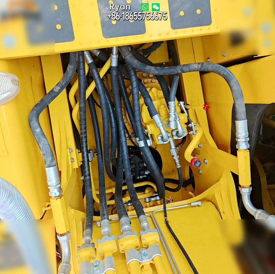 Dettaglio impianto idraulico escavatore cingolato Komatsu PC220-8 del 2023 Dettaglio impianto idraulico escavatore cingolato Komatsu PC220-8 del 2023