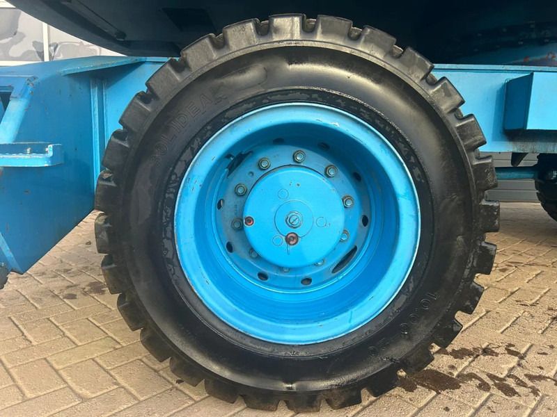 2001 Fuchs MHL340 material handler wheel detail 2001 Fuchs MHL340 material handler wheel detail