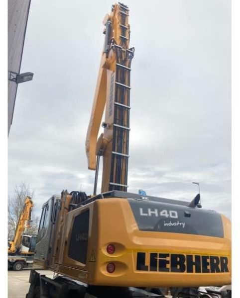 2017 Liebherr LH40 M material handler, rear three-quarter view 2017 Liebherr LH40 M material handler, rear three-quarter view