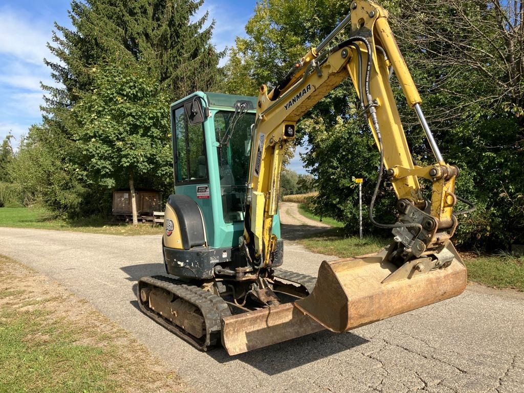 2013 Yanmar VIO25-4 mini excavator, front three-quarter view 2013 Yanmar VIO25-4 mini excavator, front three-quarter view
