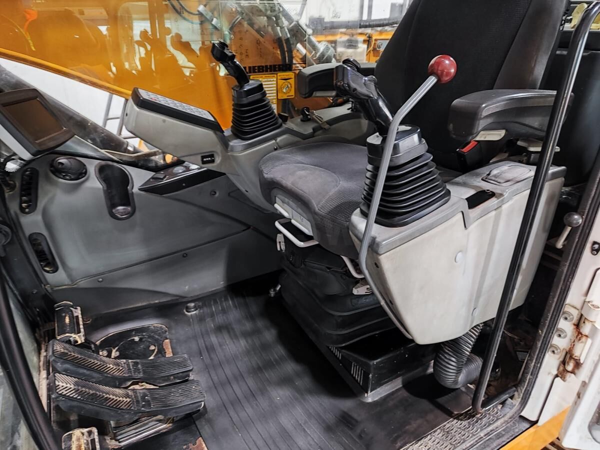 2015 Liebherr R920 crawler excavator cab interior 2015 Liebherr R920 crawler excavator cab interior