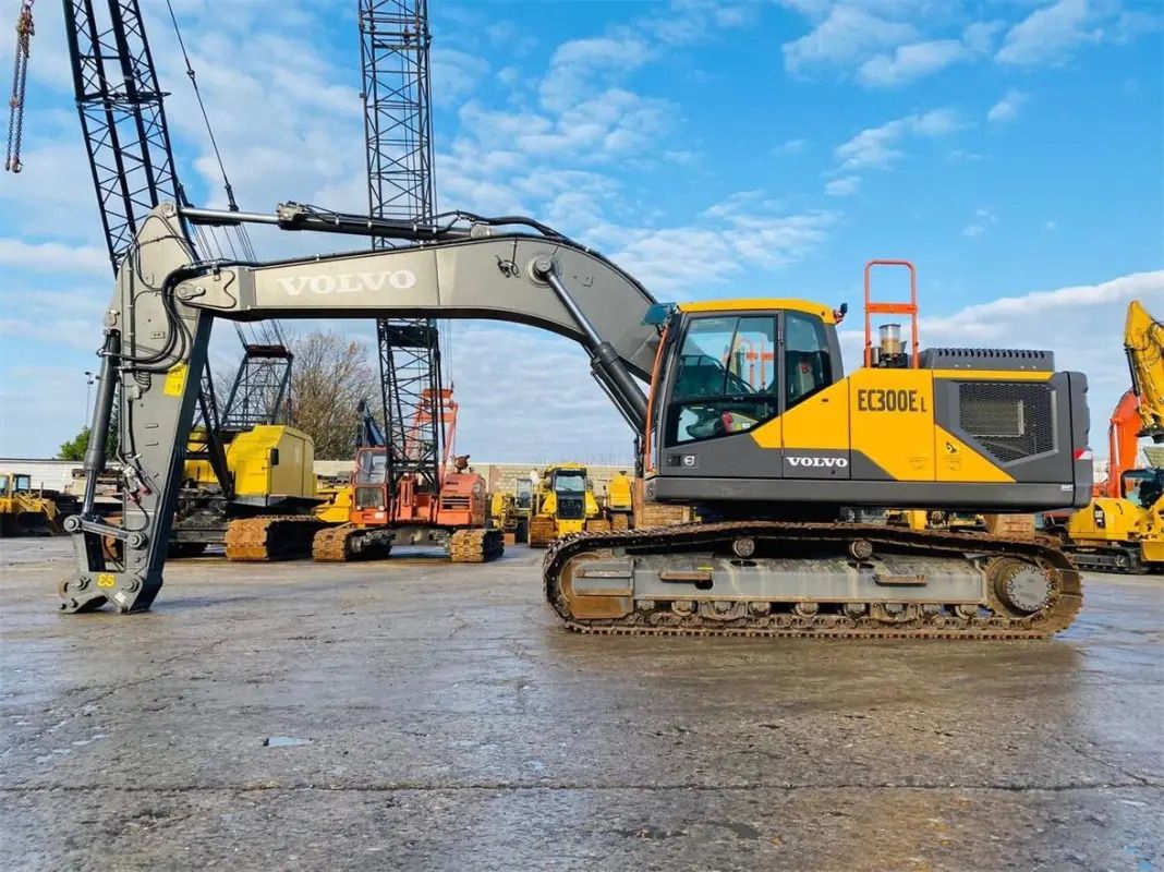 Volvo EC300E L crawler excavator, side view Volvo EC300E L crawler excavator, side view