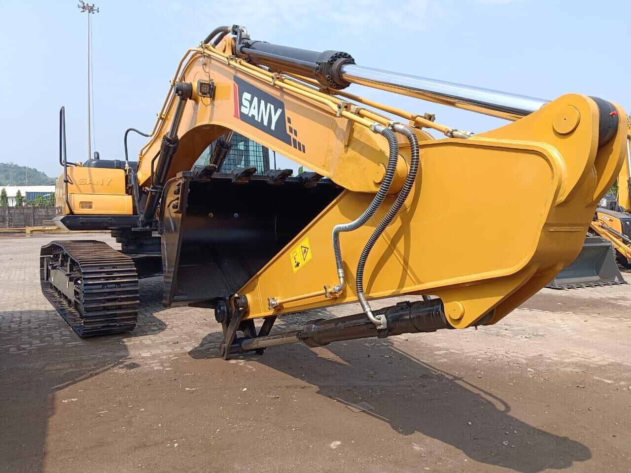 2025 Sany SY350 crawler excavator, side view of boom and bucket 2025 Sany SY350 crawler excavator, side view of boom and bucket