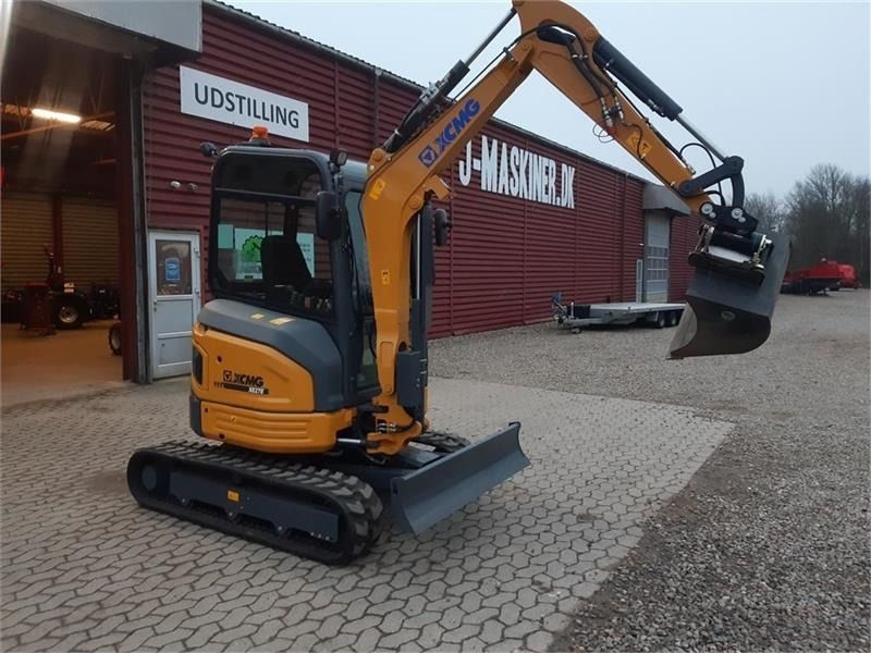 XCMG XE27E mini excavator, front three-quarter view