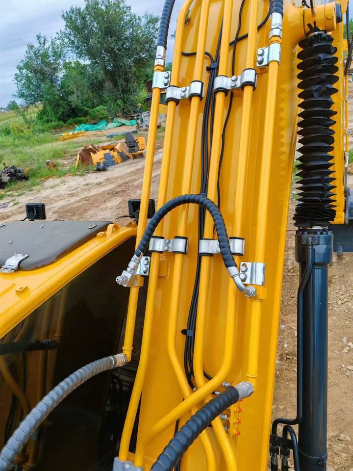 2022 Hyundai R220LC-9S crawler excavator boom and hydraulic detail