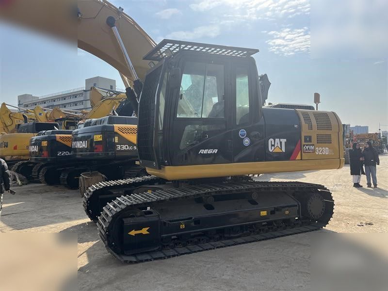 2020 Caterpillar 323D2L crawler excavator side view 2020 Caterpillar 323D2L crawler excavator side view