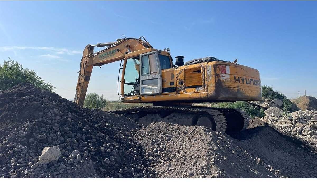 Hyundai R290LC-7 excavator side view Hyundai R290LC-7 excavator side view