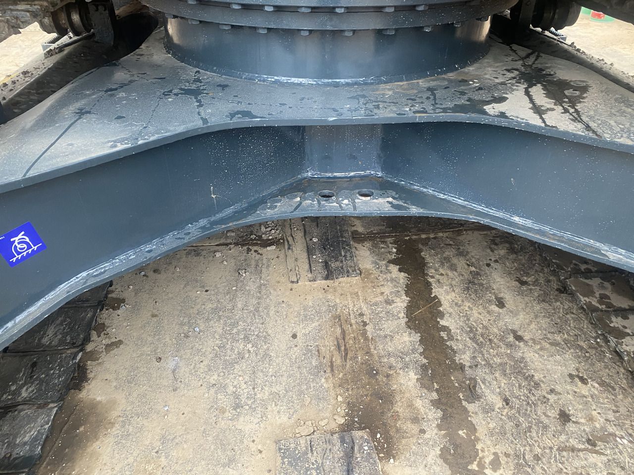 2018 Hyundai R220LC-9S crawler excavator undercarriage detail 2018 Hyundai R220LC-9S crawler excavator undercarriage detail