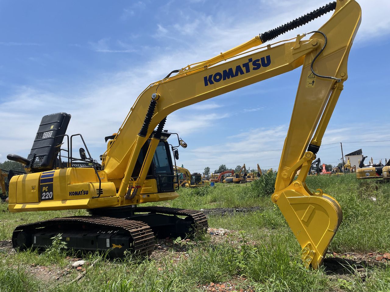 Escavatore cingolato Komatsu PC220-8 del 2023, vista laterale