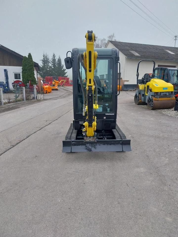 2019 Takeuchi SV 18 mini excavator, front view 2019 Takeuchi SV 18 mini excavator, front view