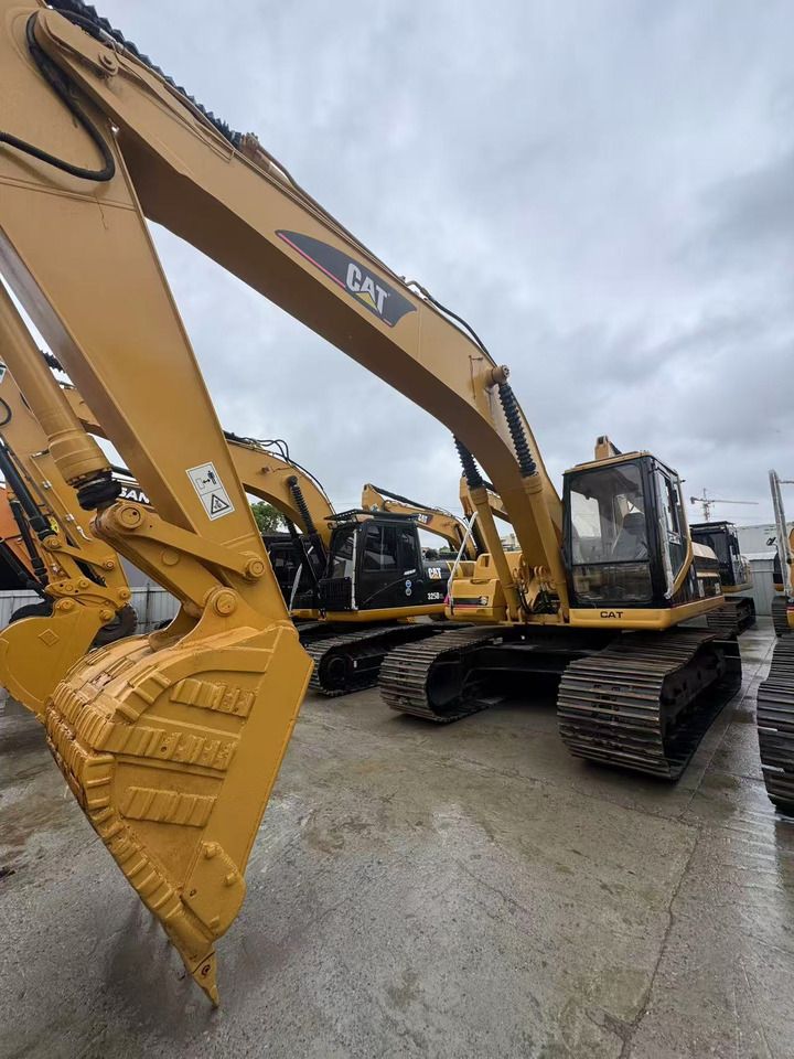 2019 Caterpillar 325BL crawler excavator, front three-quarter view 2019 Caterpillar 325BL crawler excavator, front three-quarter view