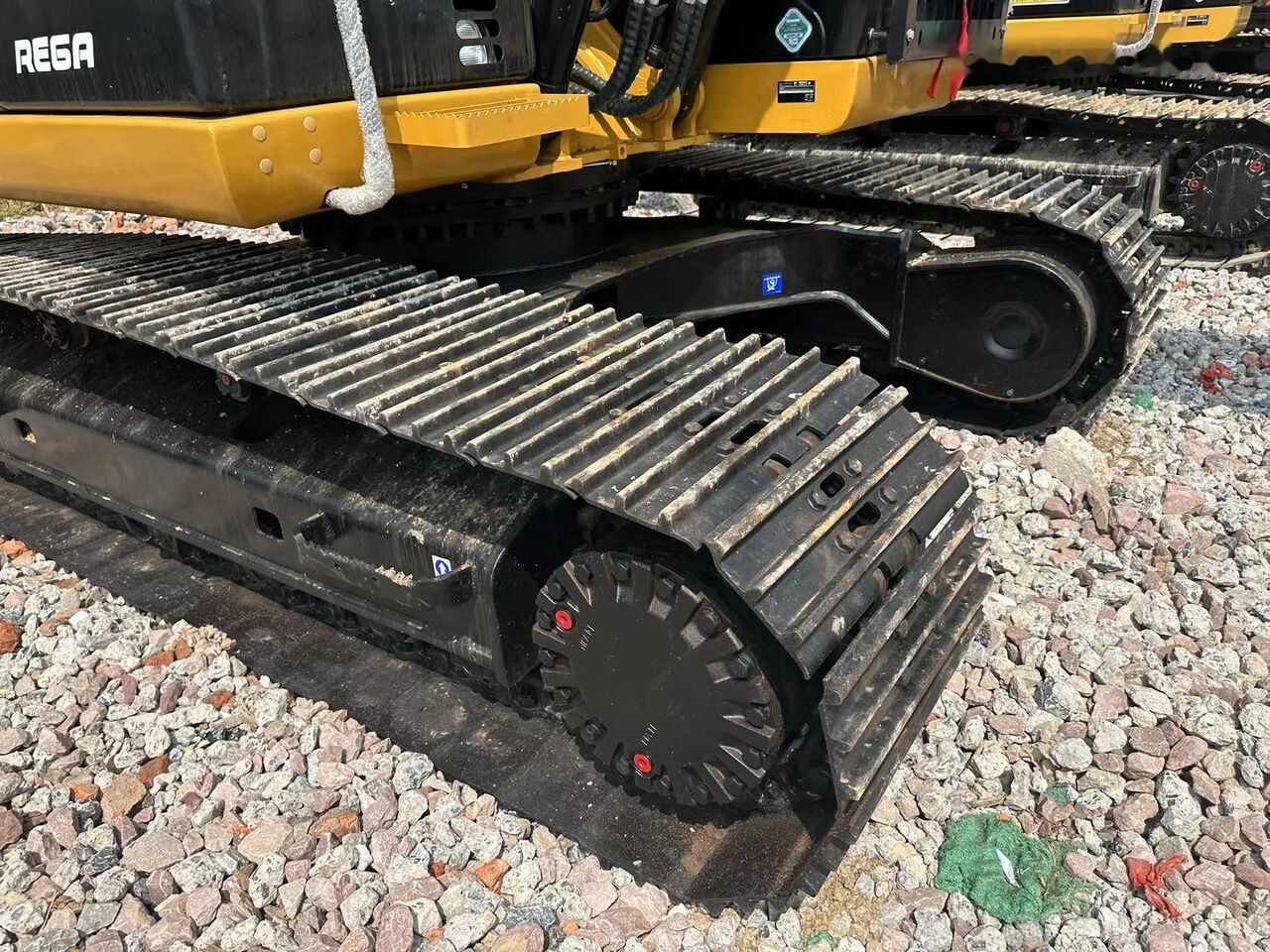 Escavadora de rastos Caterpillar 320D de 2022, vista do trem inferior