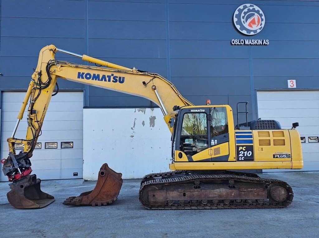 2016 Komatsu PC210LC-10 crawler excavator side view 2016 Komatsu PC210LC-10 crawler excavator side view