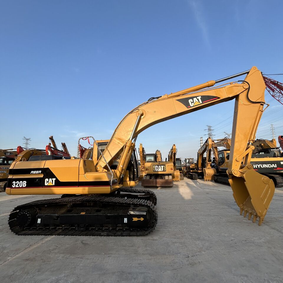 Caterpillar 320B crawler excavator, side view Caterpillar 320B crawler excavator, side view