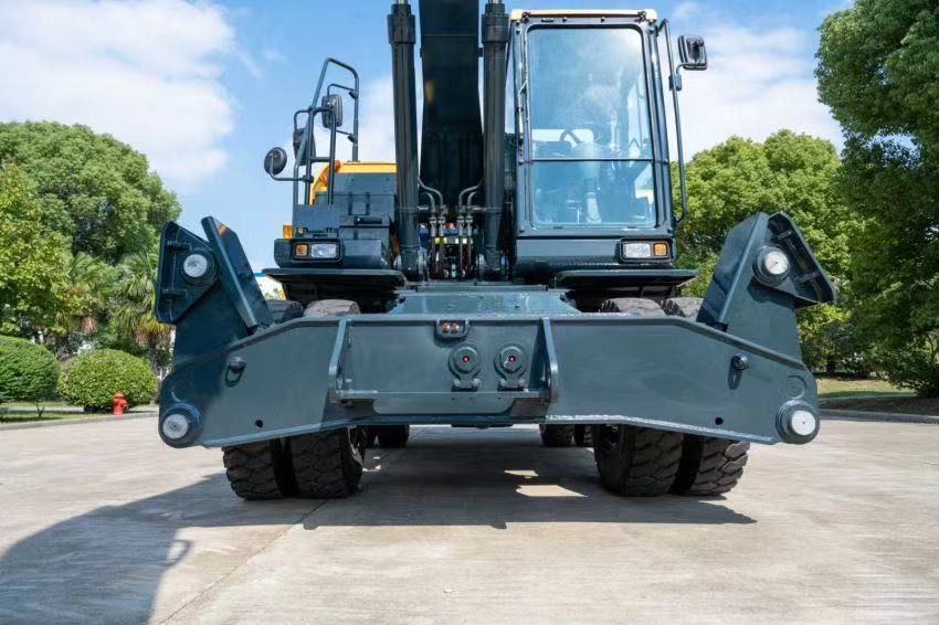 2026 Hyundai HW210 wheel excavator, front view of outriggers 2026 Hyundai HW210 wheel excavator, front view of outriggers