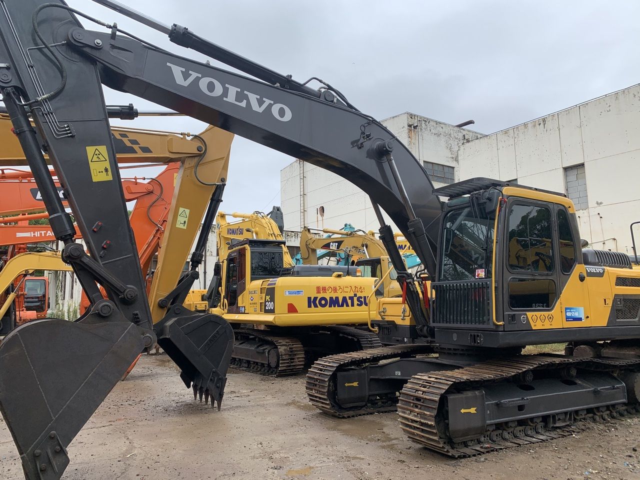 2013 Volvo EC200DL crawler excavator, side view 2013 Volvo EC200DL crawler excavator, side view