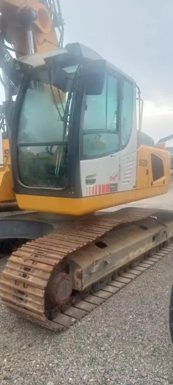 2019 Liebherr R922 LITR. crawler excavator, side view of cab and tracks