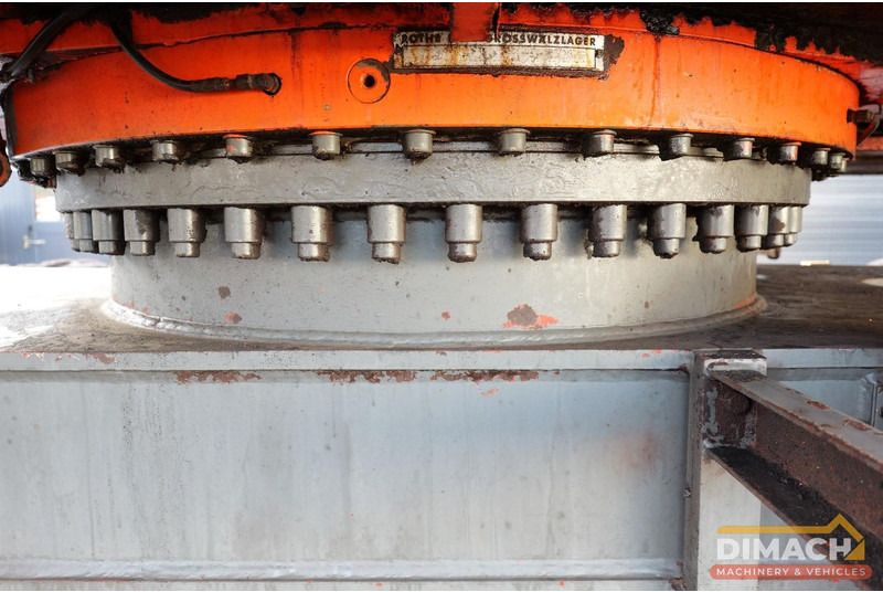 1997 Atlas 1704 material handler slewing ring detail 1997 Atlas 1704 material handler slewing ring detail