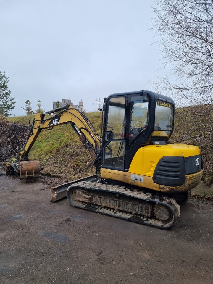 2001 Caterpillar 304.5 mini excavator, rear three-quarter view