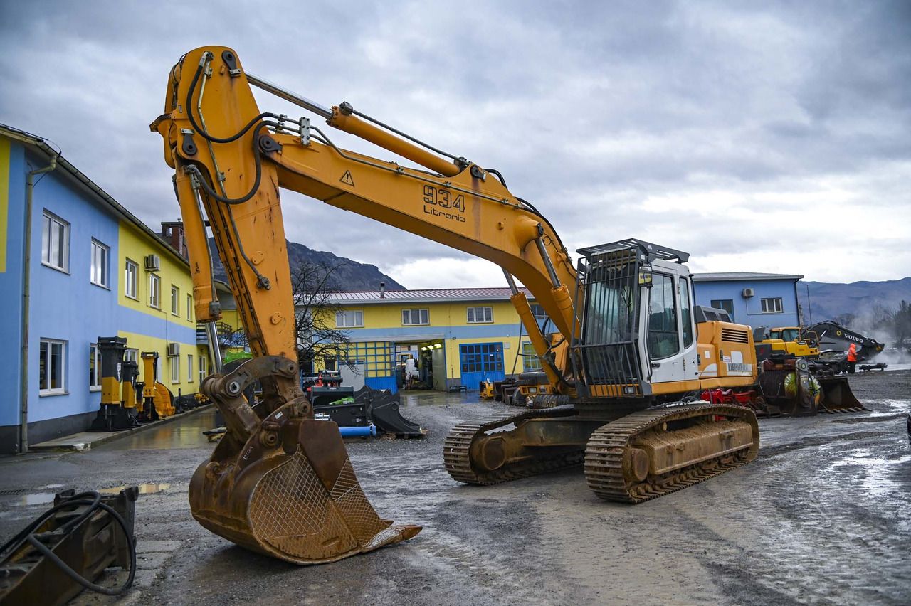 2004 Liebherr R934B crawler excavator, front three-quarter view 2004 Liebherr R934B crawler excavator, front three-quarter view
