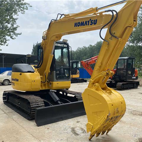 Escavadora de rastos Komatsu PC200-8 de 2013, vista frontal a três quartos