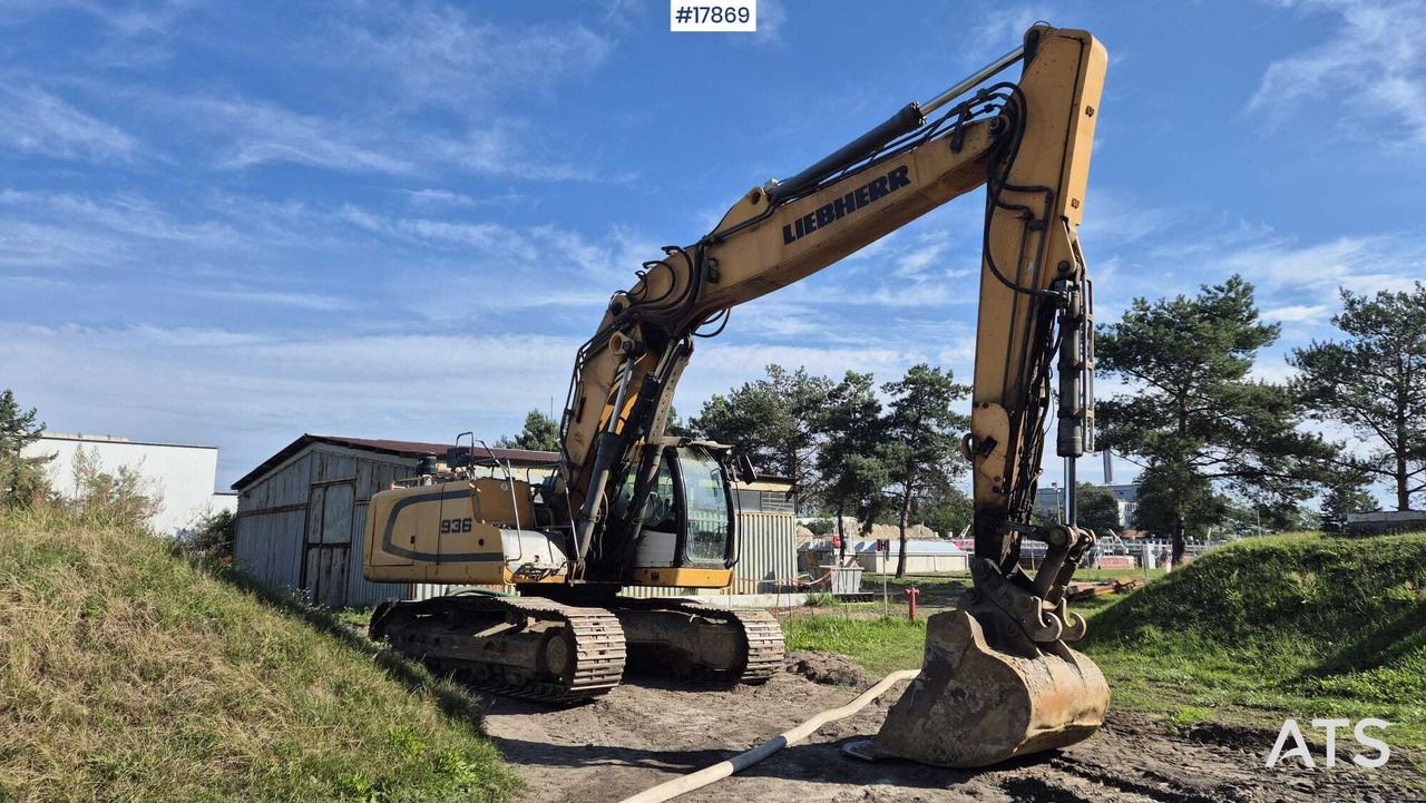 2015 Liebherr R936 NLC crawler excavator, side profile view