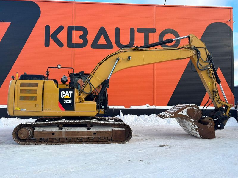 2017 Caterpillar 323FL crawler excavator, side view 2017 Caterpillar 323FL crawler excavator, side view