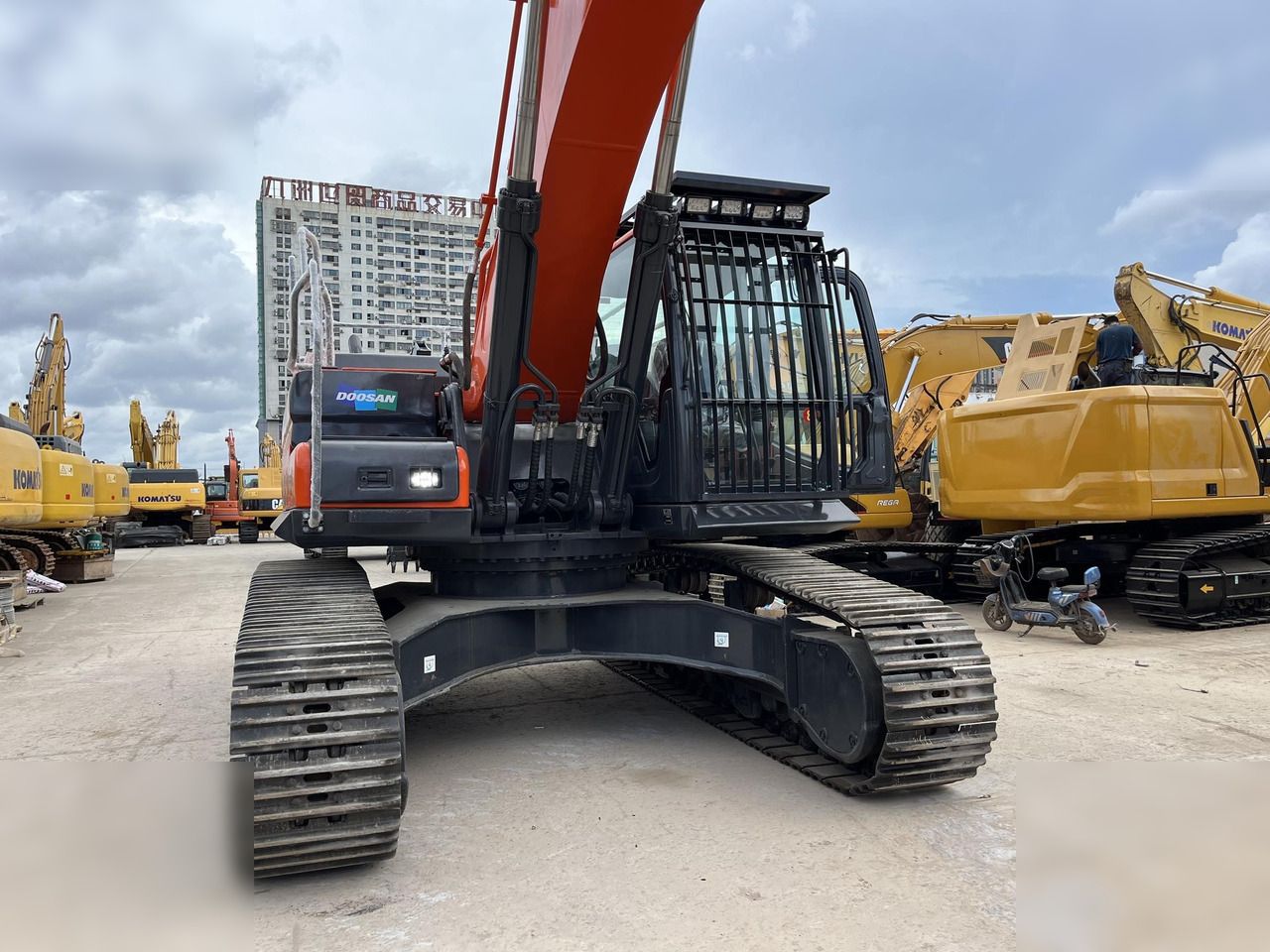 2020 Doosan DX340LC crawler excavator, front view 2020 Doosan DX340LC crawler excavator, front view