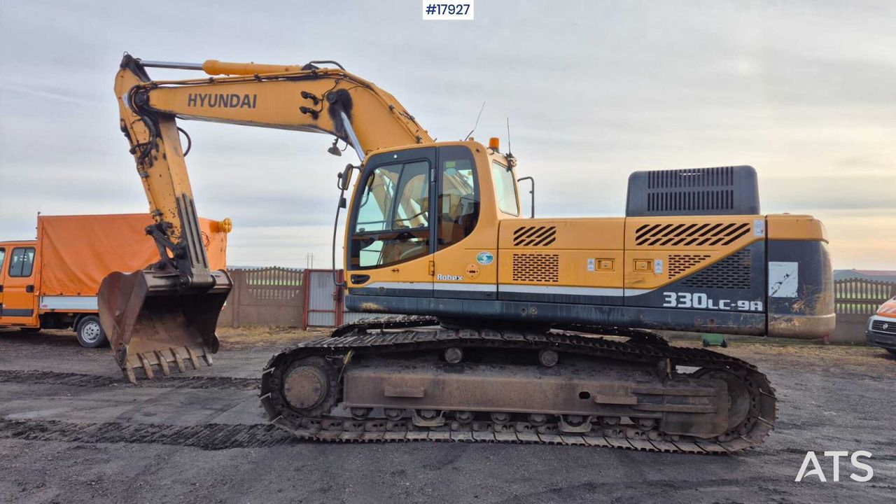 2015 Hyundai 330LC-9A crawler excavator side view 2015 Hyundai 330LC-9A crawler excavator side view