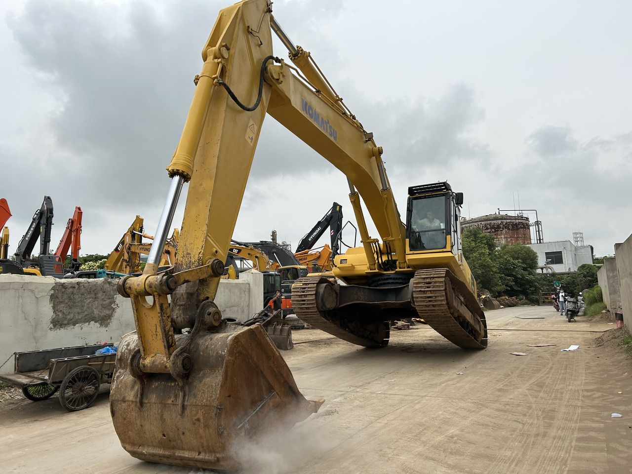 2016 Komatsu PC400-8 crawler excavator, low-angle front view