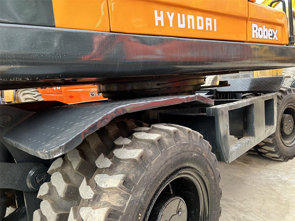 2023 Hyundai R210W-9S wheel excavator side view of undercarriage