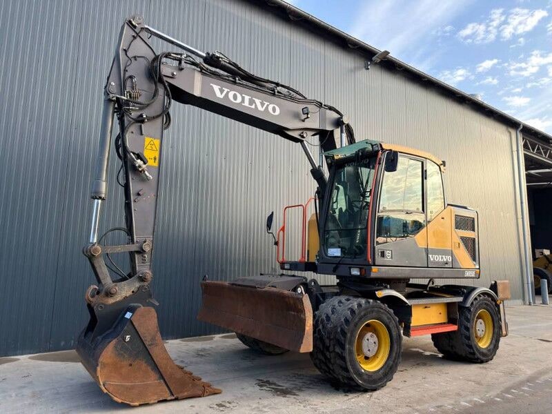 2016 Volvo EWR150E wheel excavator side view 2016 Volvo EWR150E wheel excavator side view